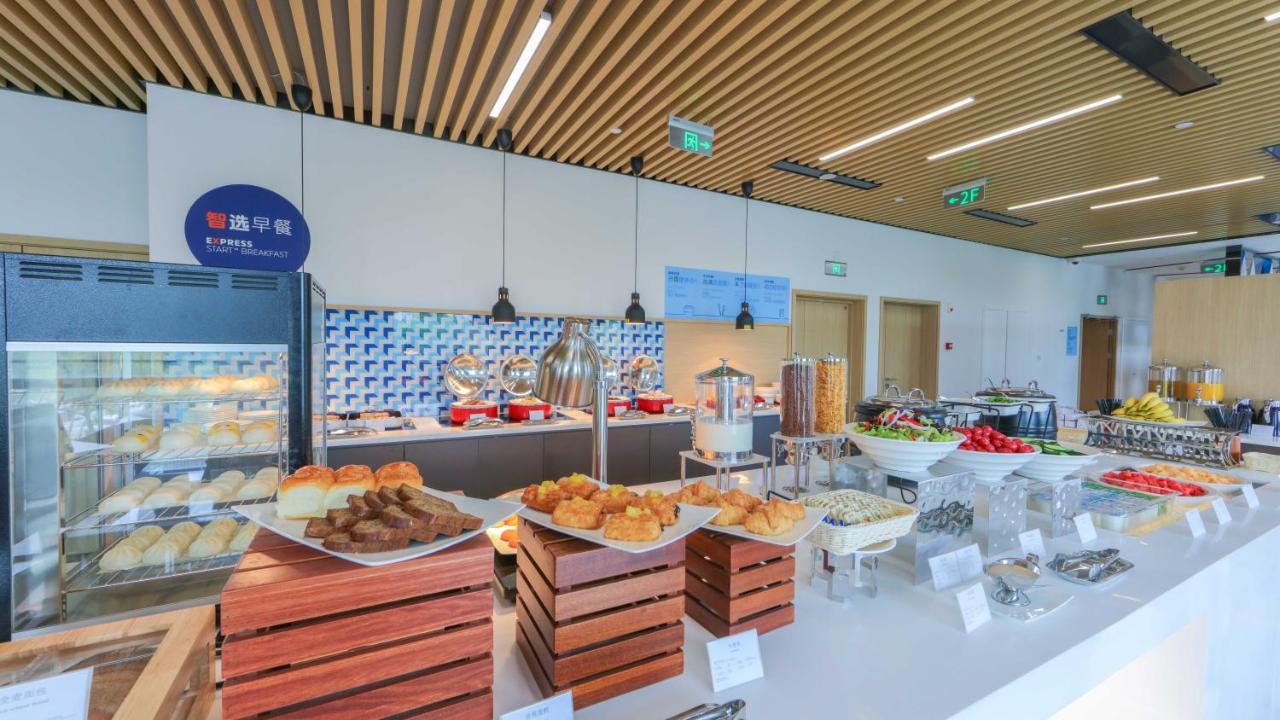Holiday Inn Express Shanghai Pudong Airport By Ihg Экстерьер фото