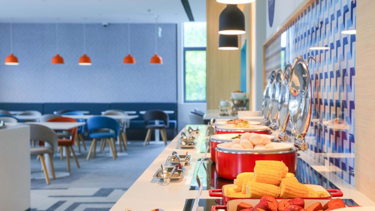 Holiday Inn Express Shanghai Pudong Airport By Ihg Экстерьер фото