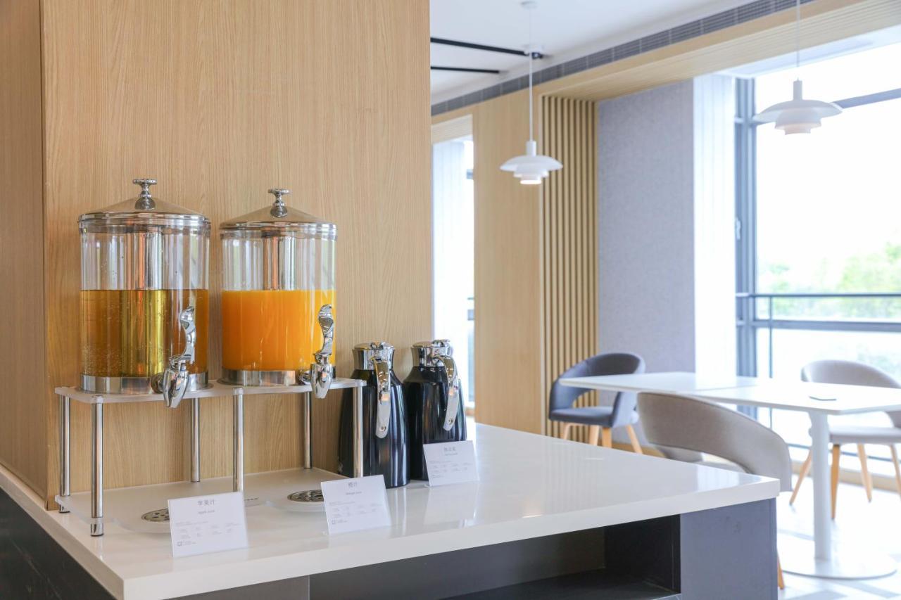 Holiday Inn Express Shanghai Pudong Airport By Ihg Экстерьер фото