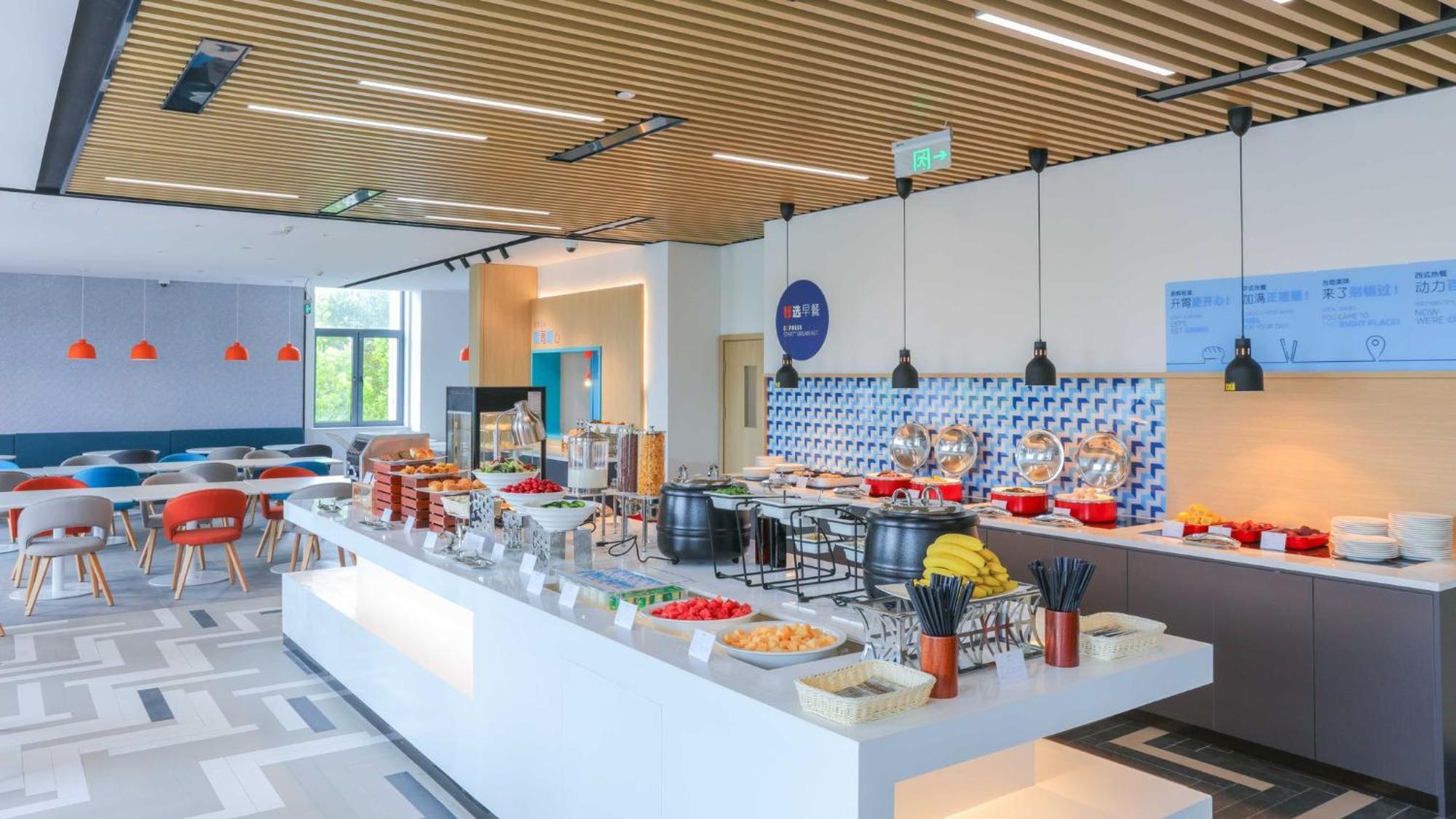 Holiday Inn Express Shanghai Pudong Airport By Ihg Экстерьер фото
