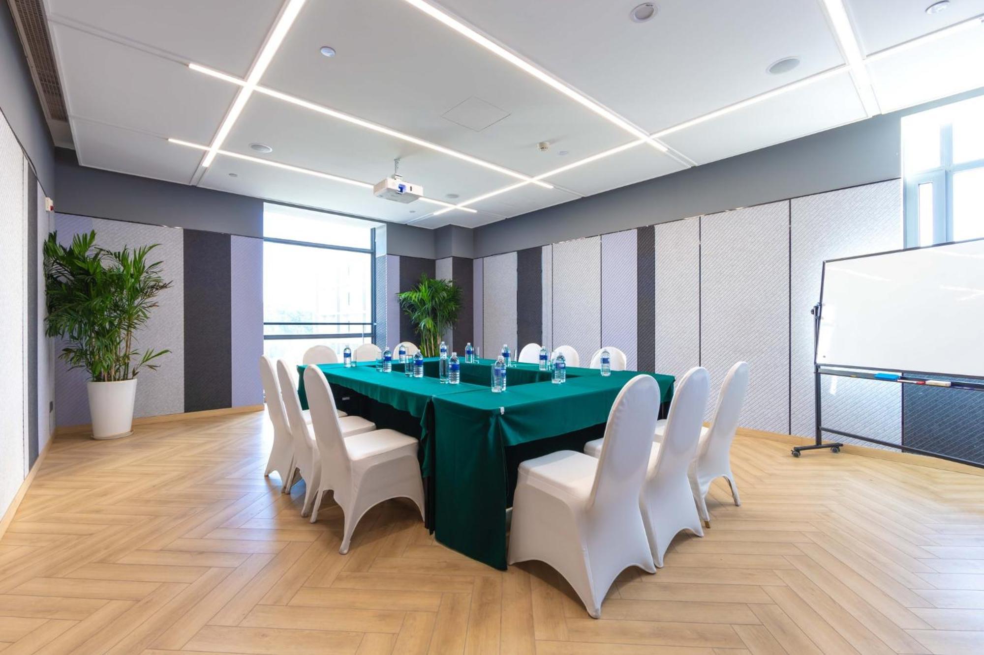 Holiday Inn Express Shanghai Pudong Airport By Ihg Экстерьер фото