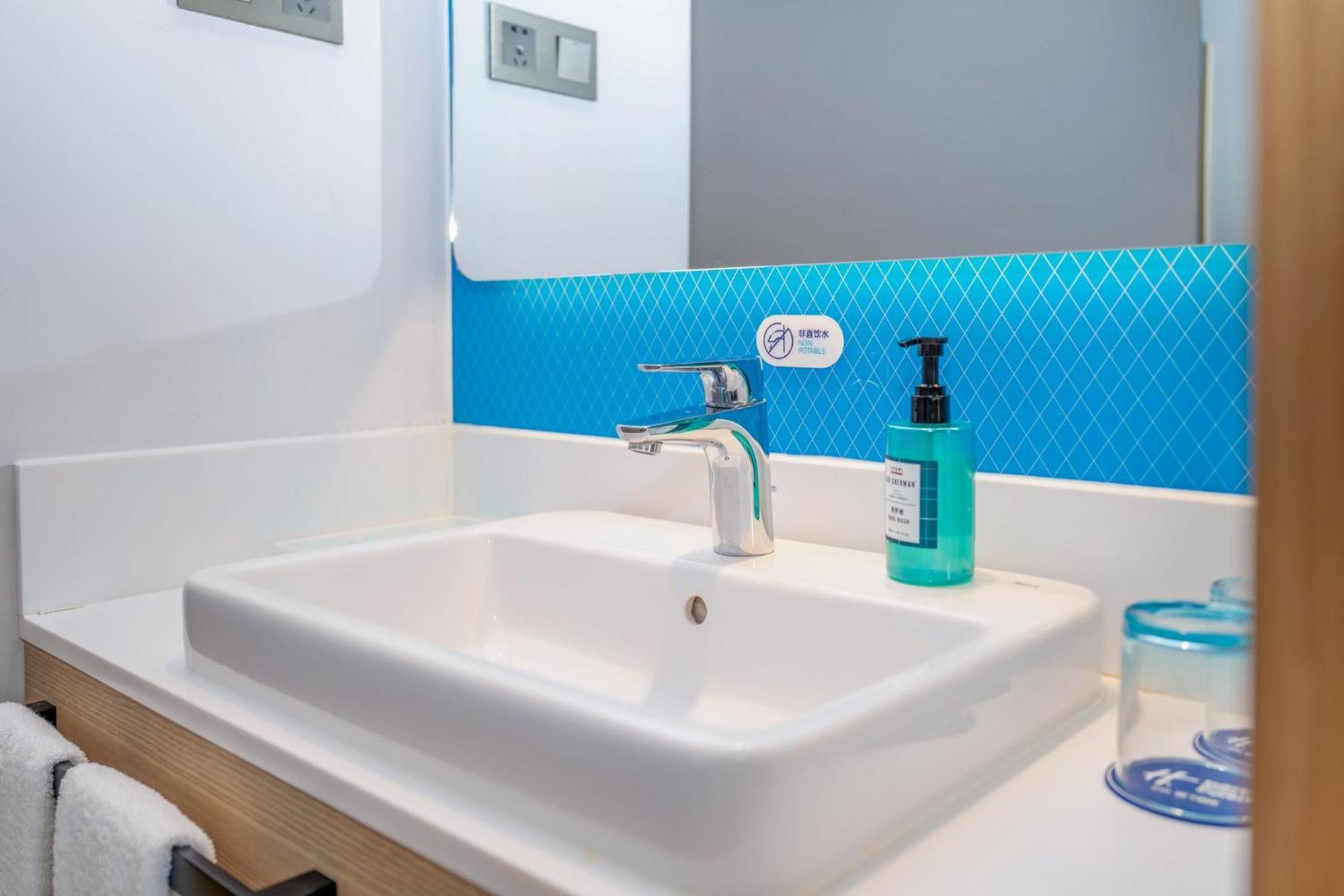 Holiday Inn Express Shanghai Pudong Airport By Ihg Экстерьер фото