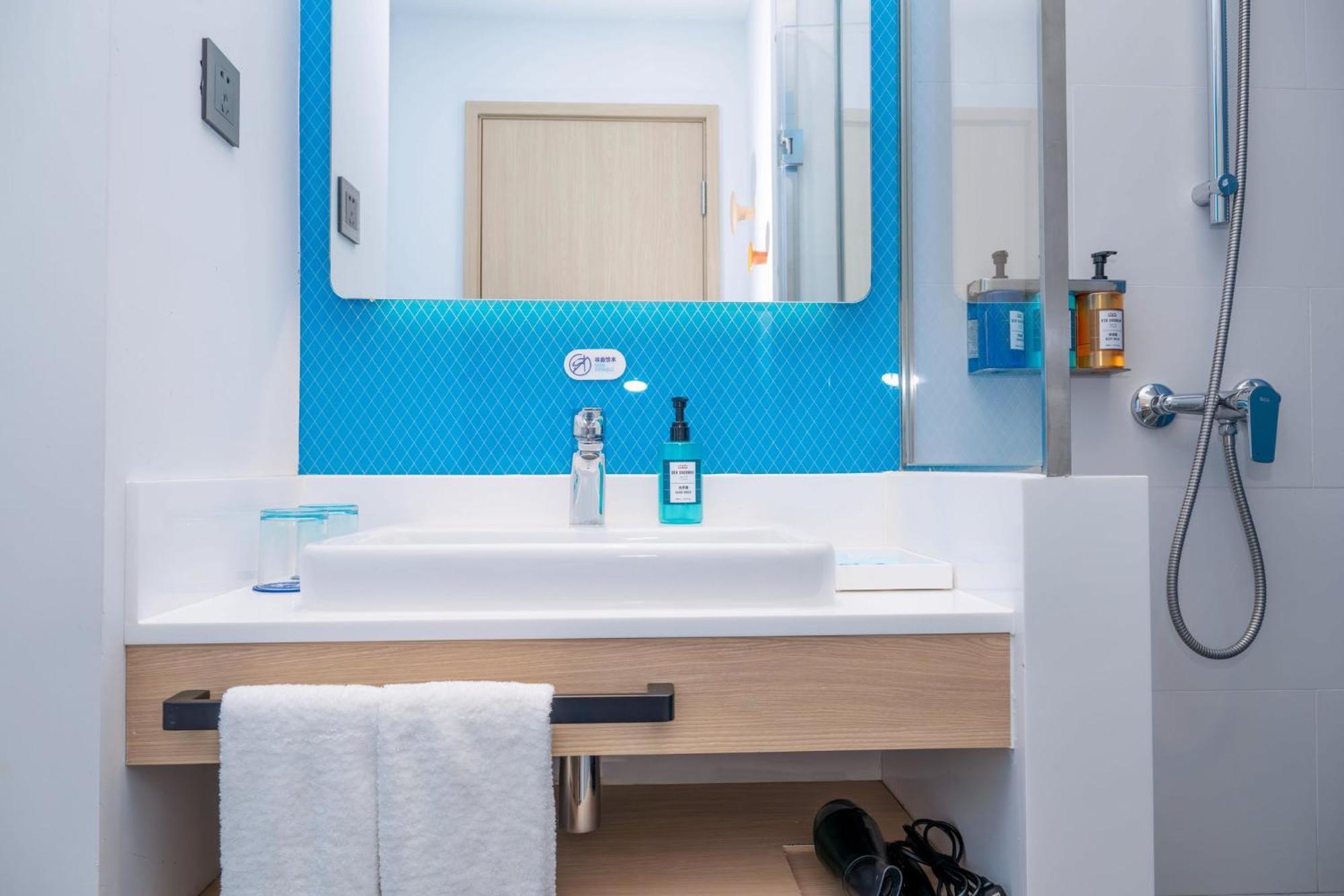 Holiday Inn Express Shanghai Pudong Airport By Ihg Экстерьер фото
